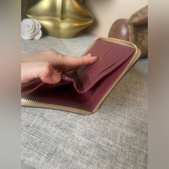 $99(NWT) Coach Medium ID Zip Wallet Pebble Leather - Picture 5 of 5